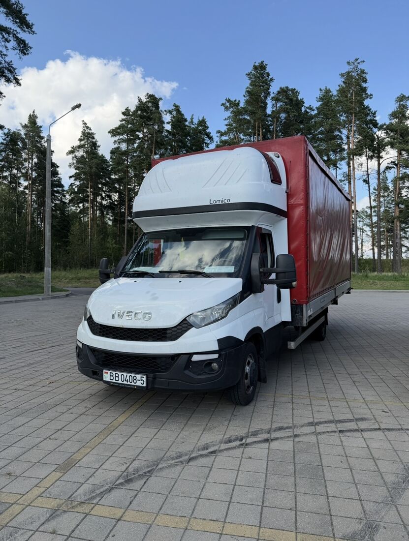 Тентованный грузовик IVECO Daily, красный тент
